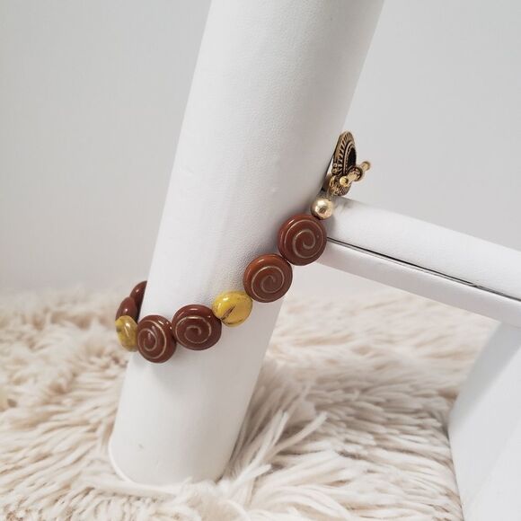 𝅺wooden carved swirl bracelet with toggle clasp - Picture 5 of 14